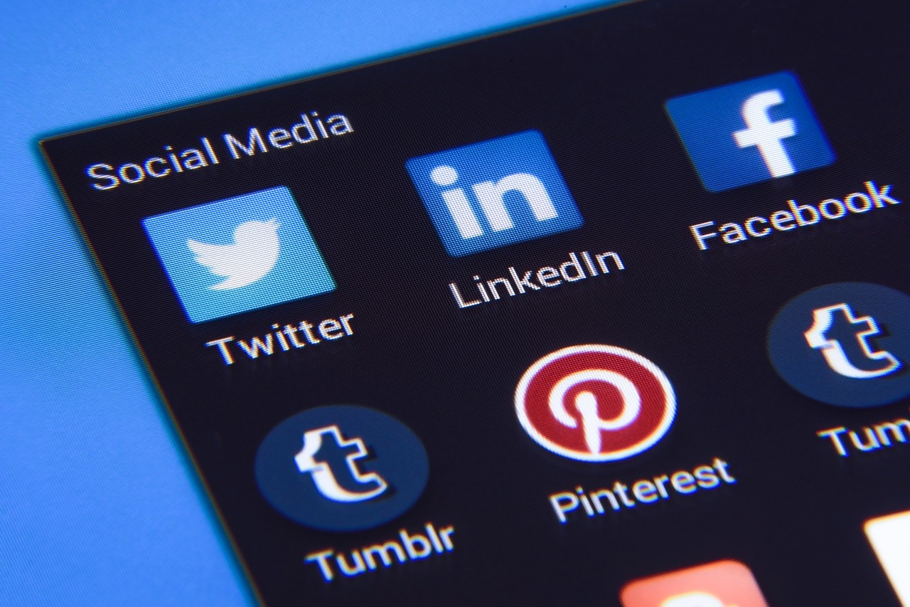 Symbole diverser Social Media Plattformen